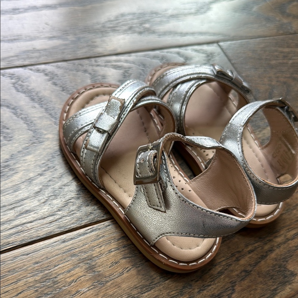 Elephantito Silver Kids Sandals US5 EU20 free shipping GUC - Picture 5 of 10